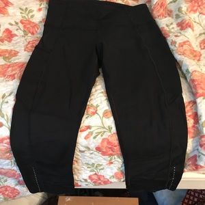 Black size six Fast and Free crop Lululemon